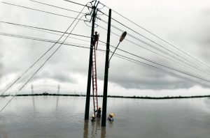 Waspada! Cuaca Ekstrem Ancam Jaringan Listrik, PLN Beri Imbauan Penting!