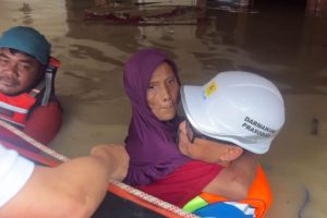 Direktur PLN Evakuasi Korban Banjir Bekasi, Aksi Heroik di Tengah Bencana!