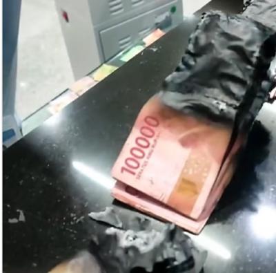 Uang Rp20 Juta Hangus Terbakar, Kisah Pilu Remaja Ini Bikin Nangis! Bisa Ditukar Gak Ya?