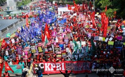 Geger! 10 Ribu Buruh Kepung Istana, Tuntut Kenaikan Upah Fantastis! Apa yang Terjadi?