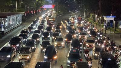 Jakarta Lumpuh! Renovasi Gerbang Tol Biang Kerok Kemacetan Parah?