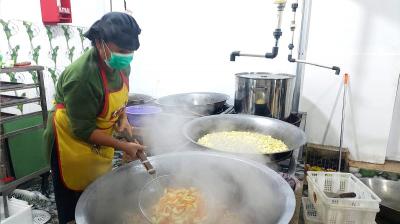 Makan Bergizi Gratis: Kejutan! Makanan Kemasan Dilarang, UMKM Lokal Jadi Penyelamat?