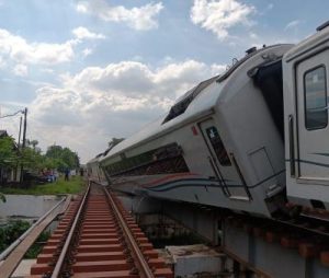 Geger! KA Purwojaya Anjlok di Bekasi, Jadwal Kereta Api Kacau Balau?