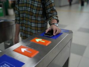 Dompet Digitalmu Kini Jadi Tiket LRT! Cara Baru Naik Kereta Tanpa Ribet