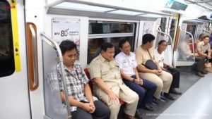Prabowo Kepergok Naik KRL! Ada Apa Gerangan di Stasiun Tanah Abang?