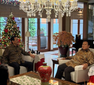 Bukan Sekadar Kunjungan Natal! Prabowo Tersenyum Lebar Usai Bertemu Luhut, Terungkap Kabar Emas Negosiasi Dagang AS-RI yang Siap Mengguncang Pasar!