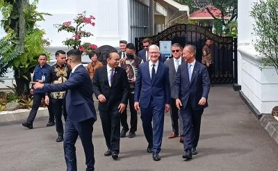 CEO Apple Tim Cook Kirimkan Bantuan Triliunan Rupiah ke Sumatera! Ada Apa?