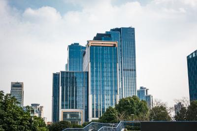 Tentu, ini membantu Anda mendapatkan gambaran yang akurat tentang ruang kantor yang diminati sebelum melakukan survei langsung. Informasi yang transparan ini akan menghemat waktu dan tenaga Anda dalam proses pencarian kantor.