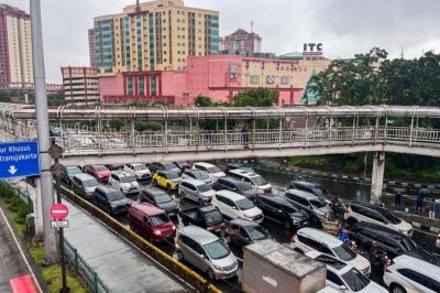 Dompet Aman, Produktivitas Terjaga! Terungkap Rahasia Pengguna Angkutan Umum Tetap Nyaman dan Efisien di Tengah Badai Hujan. Hindari Kerugian Tak Terduga!