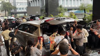 Gempar! Markas Besar Pajak Diguncang Penggeledahan KPK: Koper Penuh Bukti Disita, Menteri Keuangan Angkat Bicara dengan Pernyataan Tak Terduga!