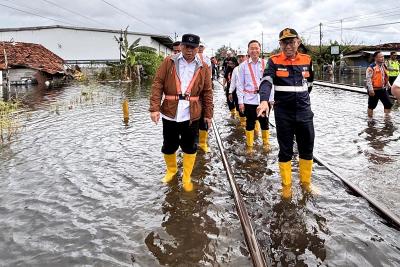 Misteri Keterlambatan Kereta Api Terkuak! Banjir Jawa Tengah Jadi Biang Keladi?