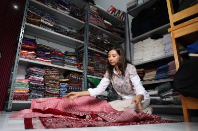 Terbongkar! Strategi Cerdas UMKM Binaan BRI Ini Sulap Wastra Nusantara Jadi Tren Busana Kantor Paling Dicari, Selamatkan Budaya, Genjot Ekonomi Nasional!