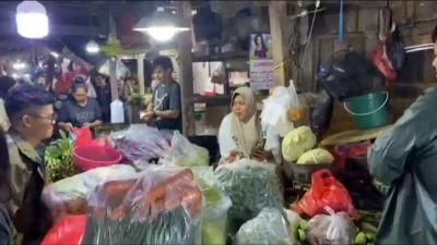 Geger Ramadhan! Harga Pangan Meroket Tak Terkendali, Cabai Tembus Rp120 Ribu/Kg: Pedagang Menjerit, Omzet Anjlok Drastis! Ada Apa dengan Pasokan?