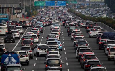 Jutaan Warga Siap 'Serbu' Kampung Halaman! Proyeksi Mudik Lebaran 2026 Turun Tipis, Tapi Kemenhub Justru Tingkatkan Kewaspadaan: Apa Implikasinya bagi Ekonomi Nasional?