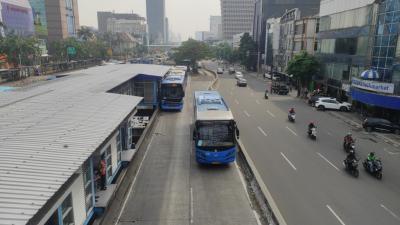 TERBARU! Transjakarta Ambil Langkah Strategis di Bulan Ramadan: Berbuka Puasa di Bus Diperbolehkan, Namun Ada Batasan Waktu Krusial yang Wajib Diketahui Pengguna! Ini Potensi Dampak Ekonominya Bagi Mobilitas Ibu Kota.