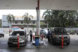 Badai Harga Minyak Global Menerjang! APBN Indonesia di Ujung Tanduk? DPR Ungkap 'Skenario Terakhir' yang Wajib Dihindari Pemerintah Demi Kantong Rakyat dan Stabilitas Ekonomi Nasional!