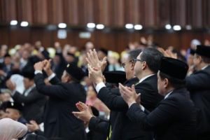 Anggota DPR Gigit Jari! Mahkamah Konstitusi Batalkan Hak Pensiun Seumur Hidup Pejabat Tinggi Negara: Triliunan Rupiah Berpotensi Terselamatkan? Analisis Dampak Ekonomi Terkini!