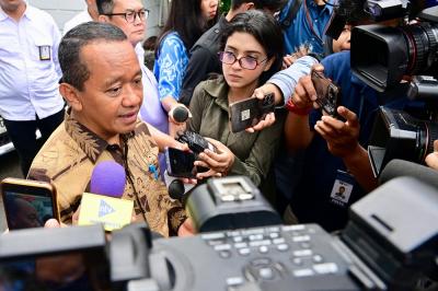 Gawat! Bahlil Lahadalia Ungkap Bahaya Tersembunyi Konsumsi BBM di Tengah Krisis Global: Apa yang Wajib Anda Lakukan Sekarang?