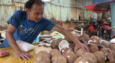 Dilema Dapur Jelang Idul Fitri: Kelapa Rp25 Ribu, Daging Rp160 Ribu! Mengapa Emak-Emak Tetap Berburu di Tengah Badai Harga?
