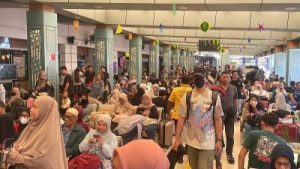 H-1 Lebaran 2026: Stasiun Pasar Senen 'Meledak' Dijejali Pemudik, Sinyal Kuat Perputaran Ekonomi Nasional?
