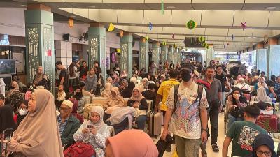 H-1 Lebaran 2026: Stasiun Pasar Senen 'Meledak' Dijejali Pemudik, Sinyal Kuat Perputaran Ekonomi Nasional?