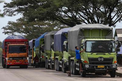 Terkuak! Ratusan Truk 'Bandel' Nekat Terobos Larangan Lebaran, Kemenhub Beri Peringatan Keras: Izin Usaha Terancam Dicabut!