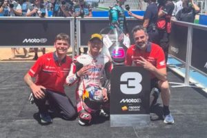 Bikin Geger Dunia Balap! Terungkap Dua Pengusaha Kelas Kakap RI yang Gelontorkan Bonus Fantastis untuk Veda Ega Pratama Usai Cetak Sejarah di Moto3!