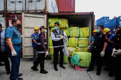 Terbongkar! Modus Impor Pakaian Bekas Ilegal Rp53 Miliar Guncang Perekonomian Nasional, Siapa Dalangnya?
