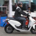 Mengejutkan! Subsidi Motor Listrik Batal Cair Juni, Kini Mundur ke Agustus! Ada 'Evaluasi Mendalam' yang Bikin Penasaran, Apa Sebenarnya yang Terjadi di Balik Layar?