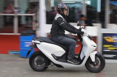 Mengejutkan! Subsidi Motor Listrik Batal Cair Juni, Kini Mundur ke Agustus! Ada 'Evaluasi Mendalam' yang Bikin Penasaran, Apa Sebenarnya yang Terjadi di Balik Layar?