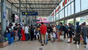 Fenomena Unik Pasca-Lebaran: Kereta Api Pesta Penumpang, Pesawat dan Kapal Gigit Jari! Sinyal Ekonomi Nasional di Tengah Normalisasi?