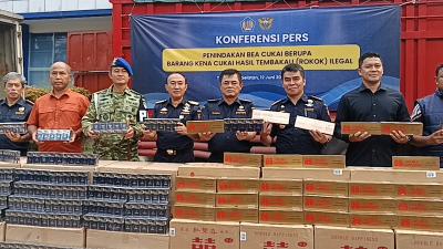 Geger! Jutaan Batang Rokok Ilegal China Diselundupkan Pakai Modus Pakan Ternak, Bea Cukai Bongkar Jaringan Lintas Pulau, Potensi Kerugian Negara Fantastis!