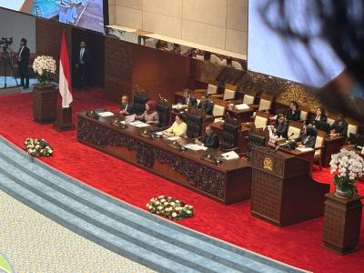 Pusat Keuangan RI Resmi Jadi UU Apa Efeknya