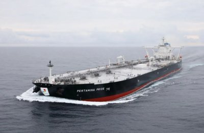 Kapal Raksasa Pertamina Taklukkan Selat Maut