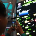 Investor Senyum Lebar IHSG Terbang Tinggi