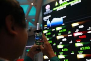 Investor Senyum Lebar IHSG Terbang Tinggi