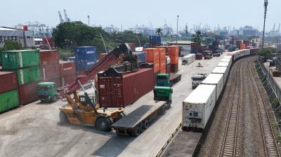 Angkutan Kereta Api Melejit Bukan Hanya Batu Bara