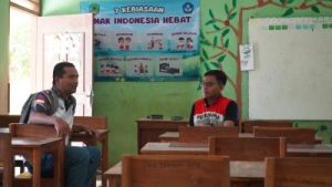 Siswa Girang Meja Kursi Baru Bikin Semangat Belajar