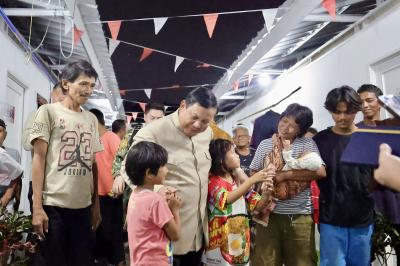 Kejutan Malam Prabowo Bikin Warga Senen Histeris