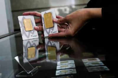 Harga Emas Antam Anjlok Hari Ini