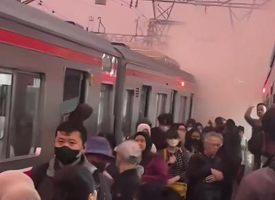 Asap Tebal di KRL Jakarta Kota Bikin Panik